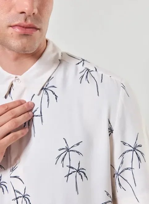 camisa off-white estampa de coqueiros camisa off-white estampa de coqueiros