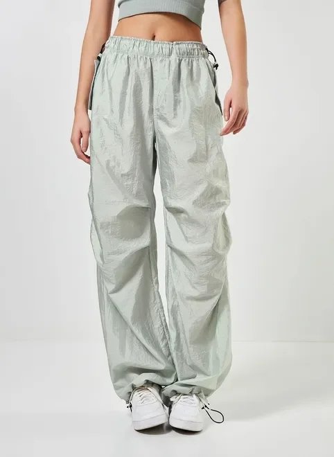 calça parachute verde acinzentada calça parachute verde acinzentada