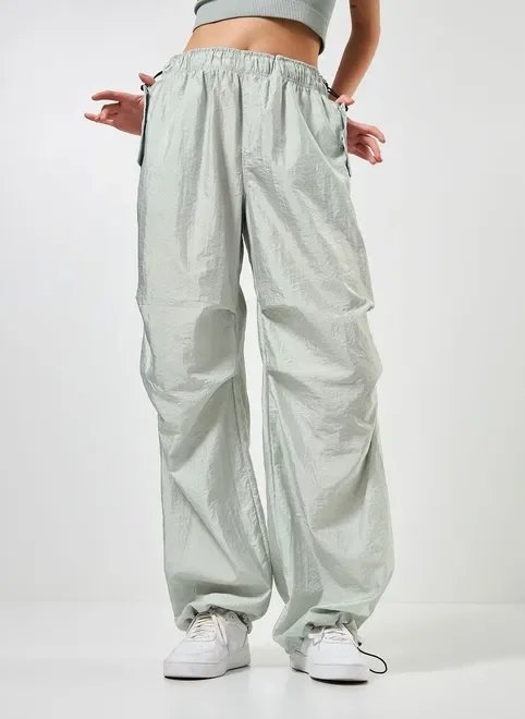 calça parachute verde acinzentada calça parachute verde acinzentada