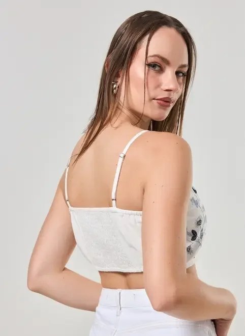 cropped off-white com bordados azuis cropped off-white com bordados azuis