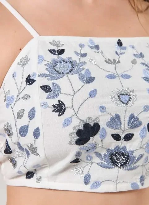 cropped off-white com bordados azuis cropped off-white com bordados azuis