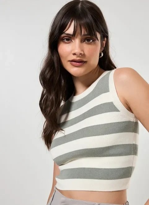 blusa cropped em tricô liso blusa cropped em tricô liso