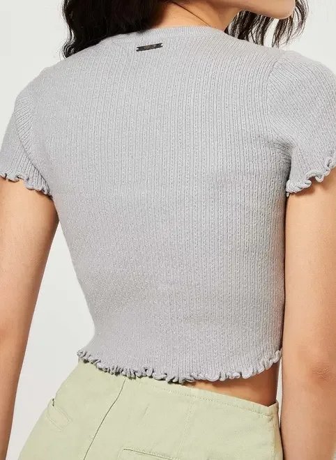blusa cropped em tricô cinza blusa cropped em tricô cinza