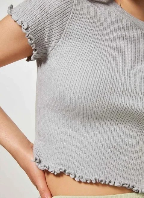 blusa cropped em tricô cinza blusa cropped em tricô cinza