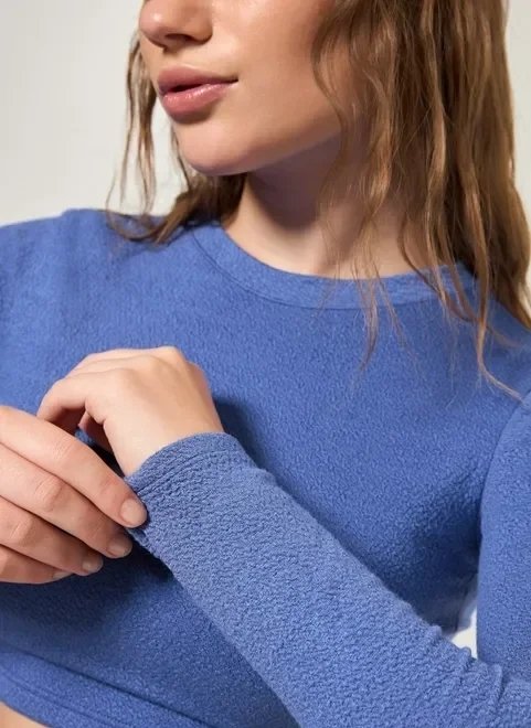 blusa cropped de manga longa malha crepe blusa cropped de manga longa malha crepe