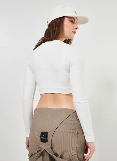 blusa cropped de manga longa malha crepe blusa cropped de manga longa malha crepe