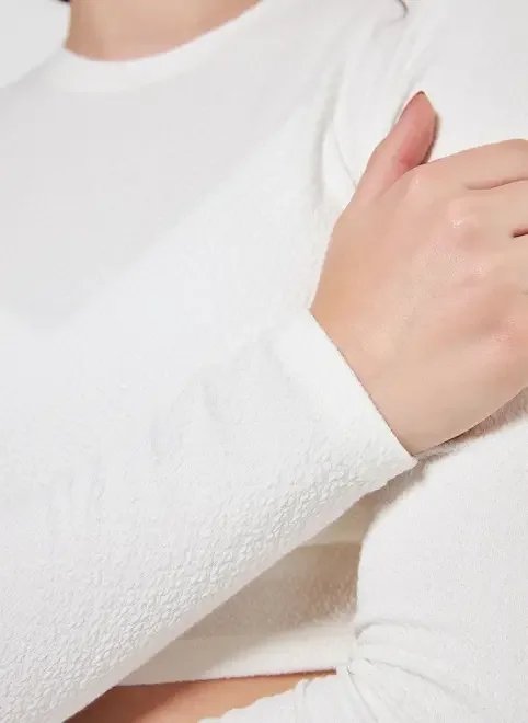 blusa cropped de manga longa malha crepe blusa cropped de manga longa malha crepe