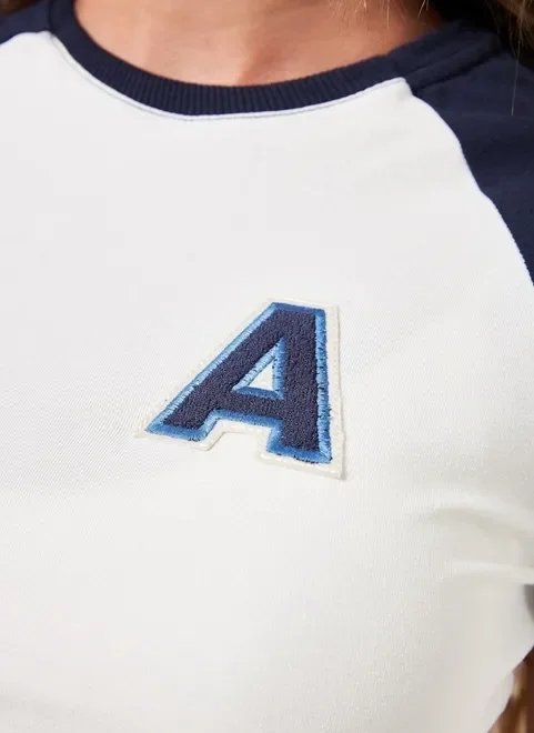 blusa cropped raglan com patch blusa cropped raglan com patch