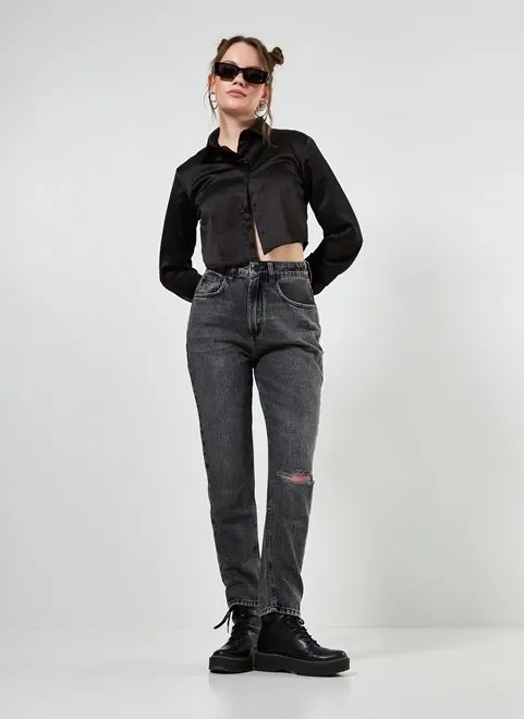 calça mom jeans preta com rasgo calça mom jeans preta com rasgo