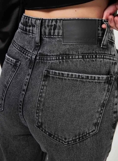 calça mom jeans preta com rasgo calça mom jeans preta com rasgo