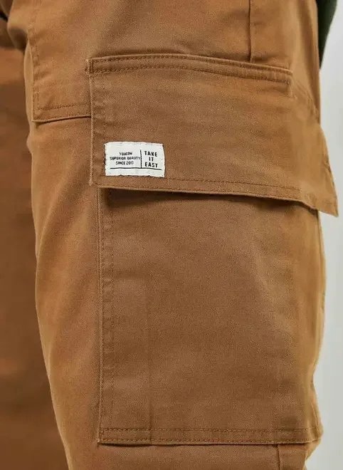 calça reta cargo em sarja caqui calça reta cargo em sarja caqui