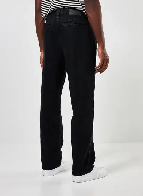 calça jeans preta reta com pregas calça jeans preta reta com pregas