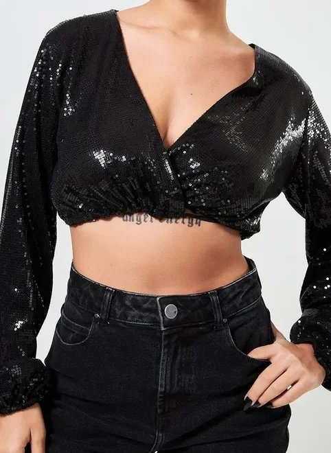 cropped transpassado de paetê preto cropped transpassado de paetê preto