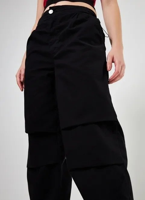 calça parachute em sarja preta calça parachute em sarja preta