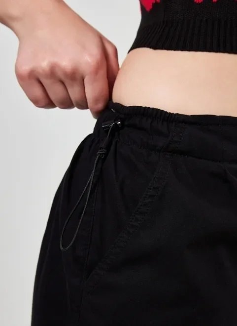 calça parachute em sarja preta calça parachute em sarja preta