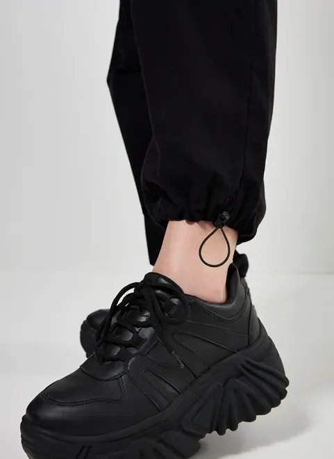 calça parachute em sarja preta calça parachute em sarja preta