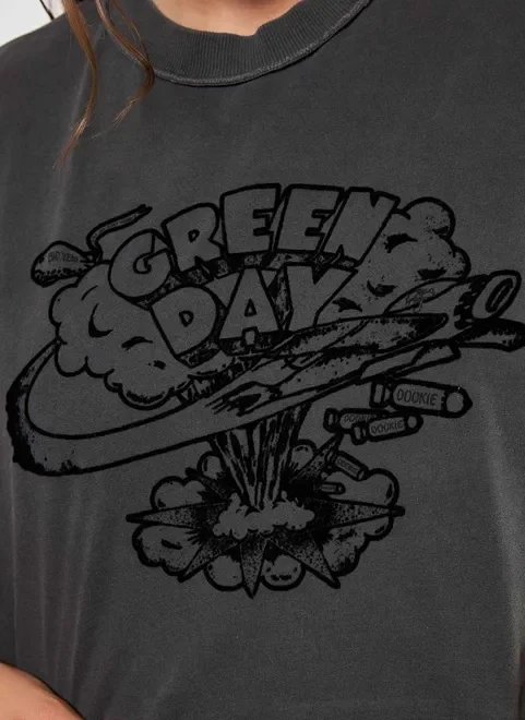 camiseta cropped estonada green day camiseta cropped estonada green day