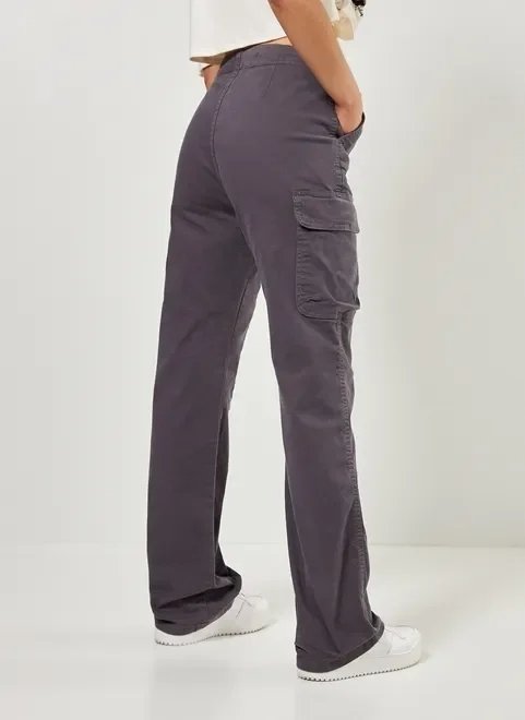 calça em sarja cinza cargo calça em sarja cinza cargo