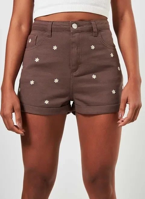 short mom em sarja marrom margaridas short mom em sarja marrom margaridas