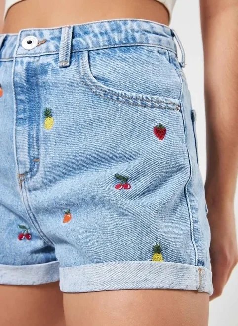 short mom jeans bordado frutinhas short mom jeans bordado frutinhas
