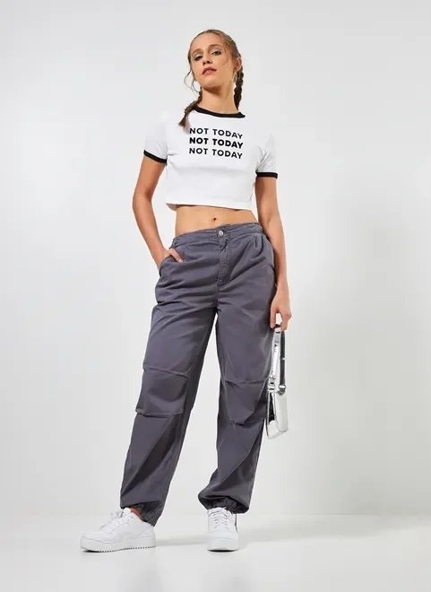 calça parachute em sarja cinza calça parachute em sarja cinza