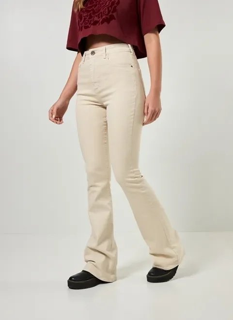 calça flare em sarja gelo calça flare em sarja gelo