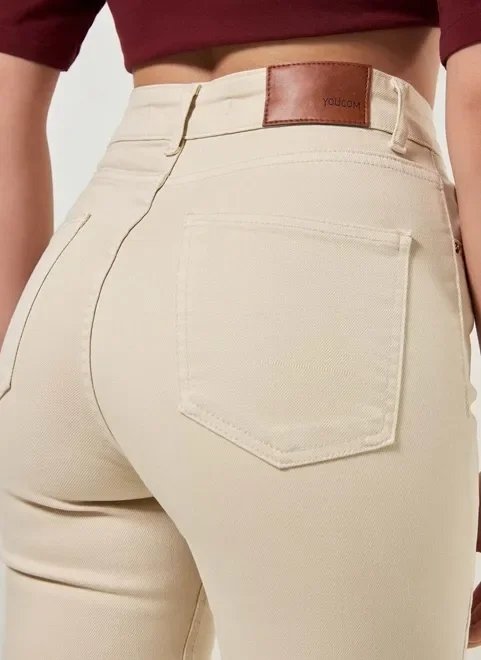 calça flare em sarja gelo calça flare em sarja gelo
