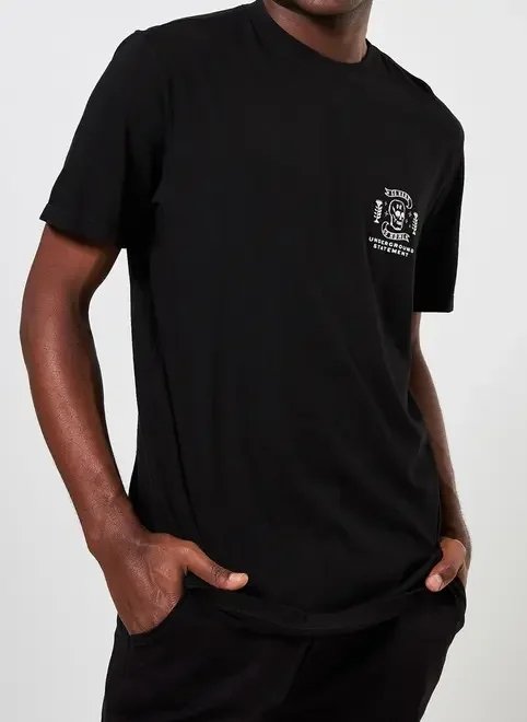 camiseta preta caveira nas costas camiseta preta caveira nas costas