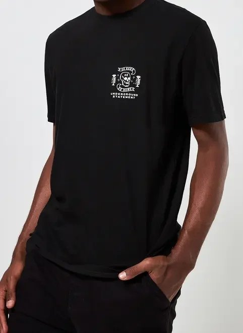 camiseta preta caveira nas costas camiseta preta caveira nas costas