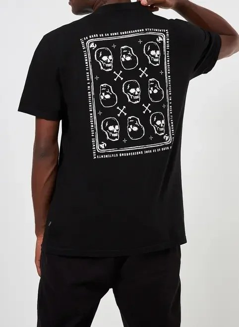 camiseta preta caveira nas costas camiseta preta caveira nas costas