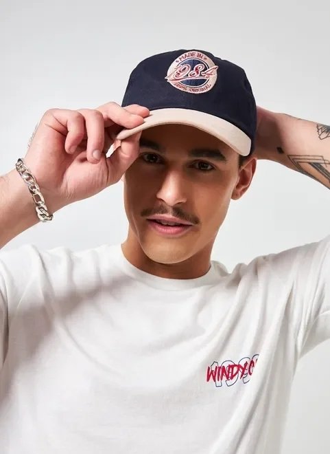 boné azul marinho e bege patch boné azul marinho e bege patch