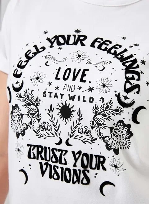 camiseta com estampa mística aveludada camiseta com estampa mística aveludada