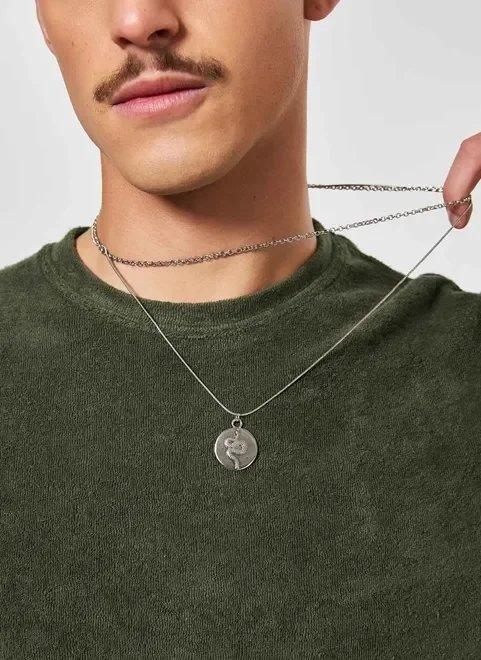 dupla de colares pingente cobra dupla de colares pingente cobra