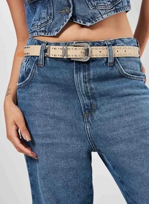 cinto com tachas e fivela prateada cinto com tachas e fivela prateada