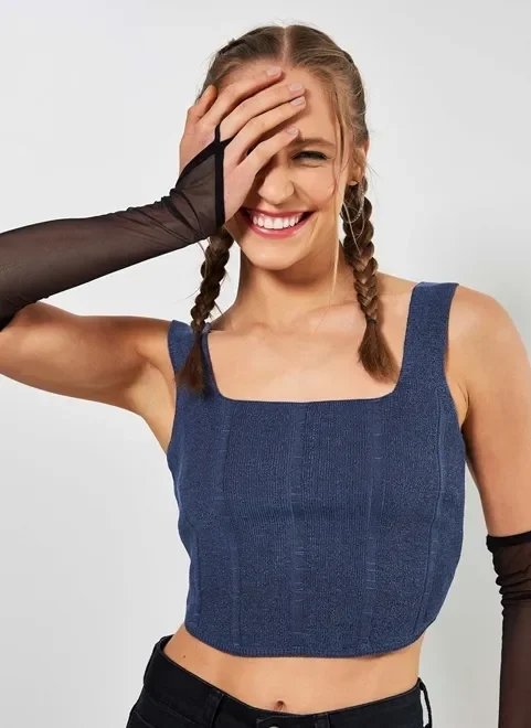 cropped corselet em retilínea cropped corselet em retilínea