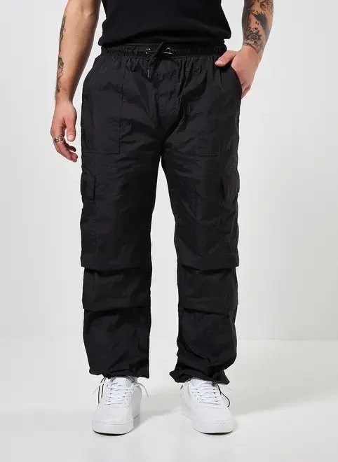 calça parachute cargo em nylon preto calça parachute cargo em nylon preto