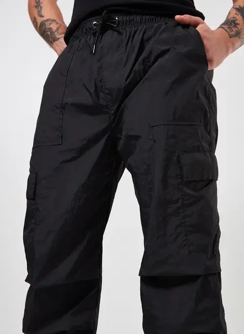 calça parachute cargo em nylon preto calça parachute cargo em nylon preto