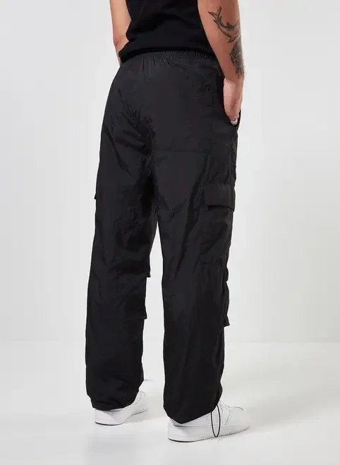 calça parachute cargo em nylon preto calça parachute cargo em nylon preto