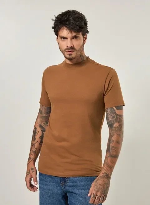 camiseta manga curta com gola alta camiseta manga curta com gola alta