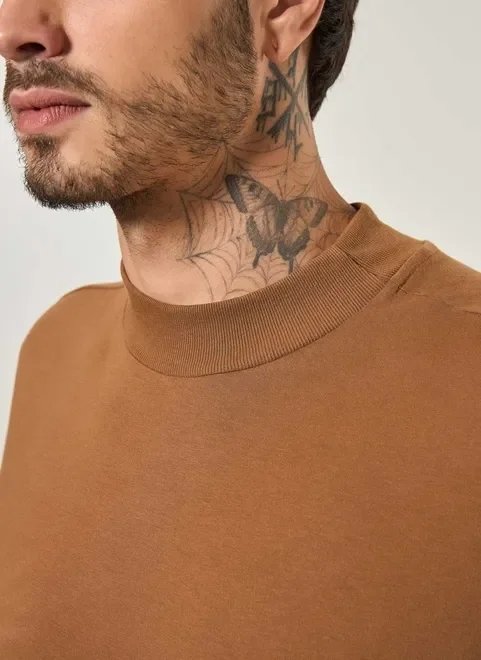 camiseta manga curta com gola alta camiseta manga curta com gola alta