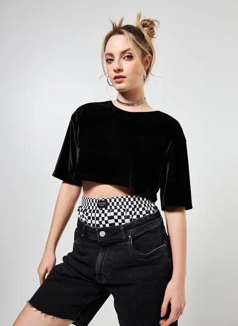 blusa cropped em veludo preto blusa cropped em veludo preto