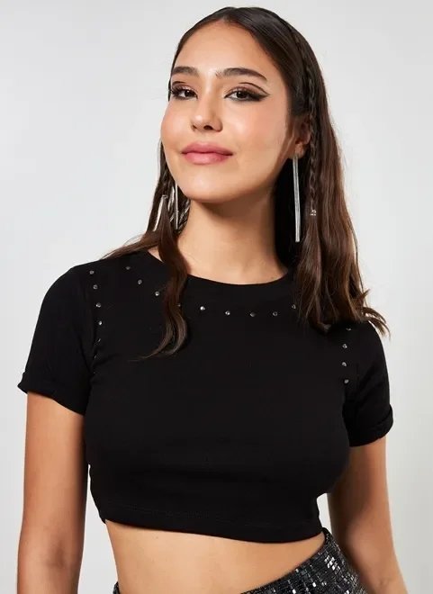 blusa cropped preta com tachinhas blusa cropped preta com tachinhas