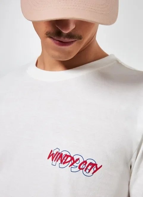 camiseta off-white com estampa nas costas camiseta off-white com estampa nas costas