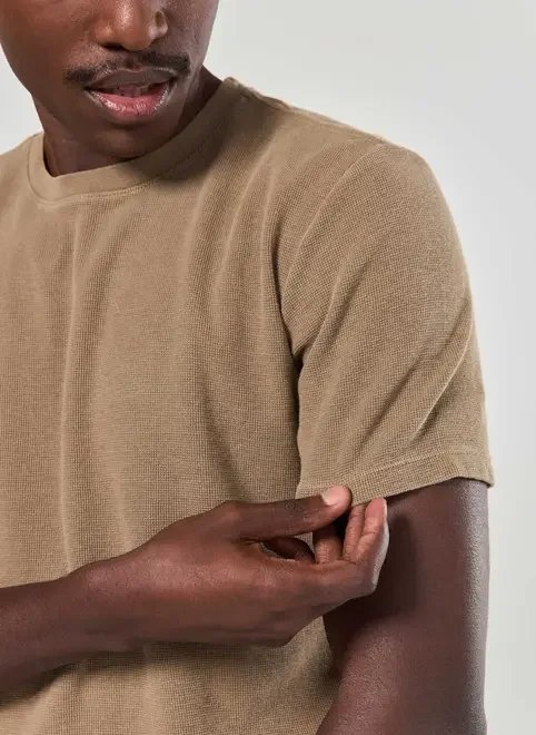 camiseta manga curta estonada com textura camiseta manga curta estonada com textura