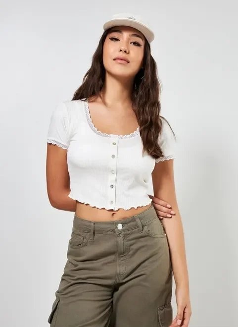 blusa cropped com rendinha e botão blusa cropped com rendinha e botão