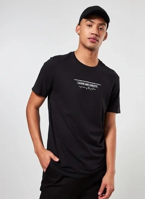 camiseta preta com escrito branco camiseta preta com escrito branco