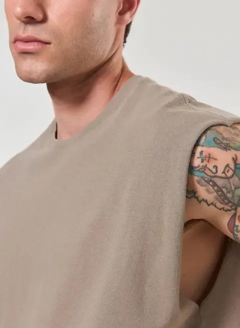 regata em malha cortada a fio regata em malha cortada a fio