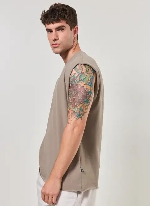 regata em malha cortada a fio regata em malha cortada a fio