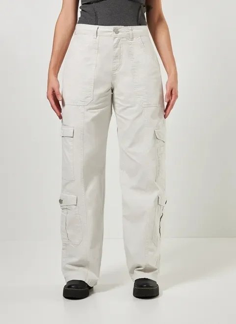 calça wide leg em sarja clara cargo calça wide leg em sarja clara cargo