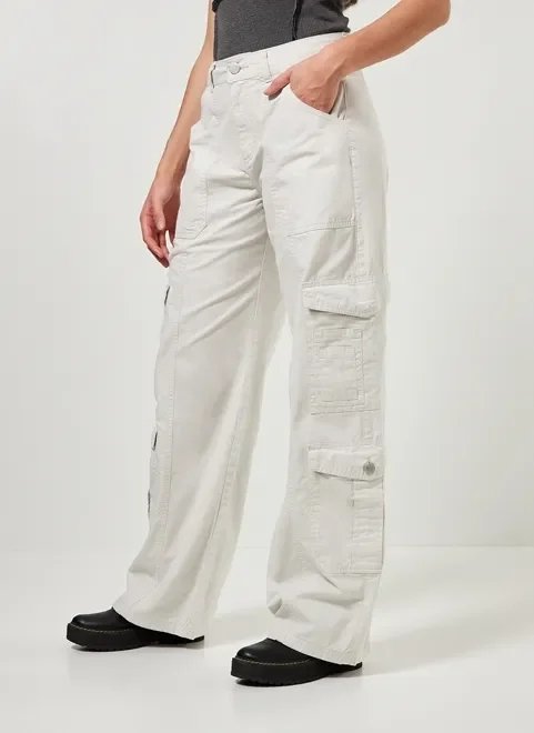 calça wide leg em sarja clara cargo calça wide leg em sarja clara cargo